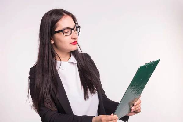 Porträt einer jungen Geschäftsfrau in schwarzer Jacke mit Büroklammer in den Händen. — Stockfoto