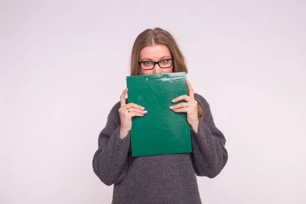 Porträt einer jungen Studentin mit Büroklammer in den Händen auf weißem Hintergrund — Stockfoto