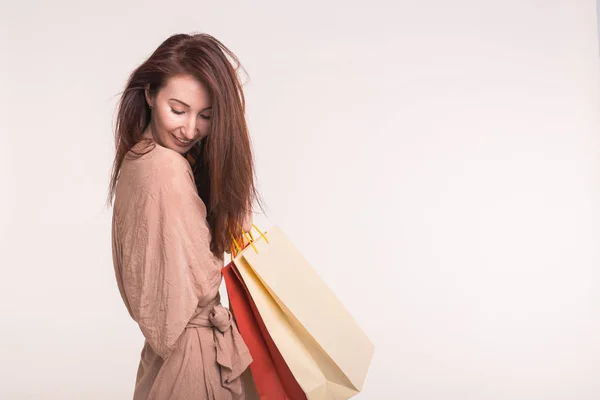 Portret van mooie Aziatische vrouw met boodschappentassen op haar rug met kopie ruimte — Stockfoto