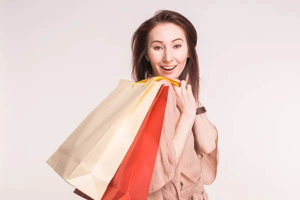 Retrato de jovem feliz sorrindo mulher asiática com sacos de compras no fundo branco — Fotografia de Stock