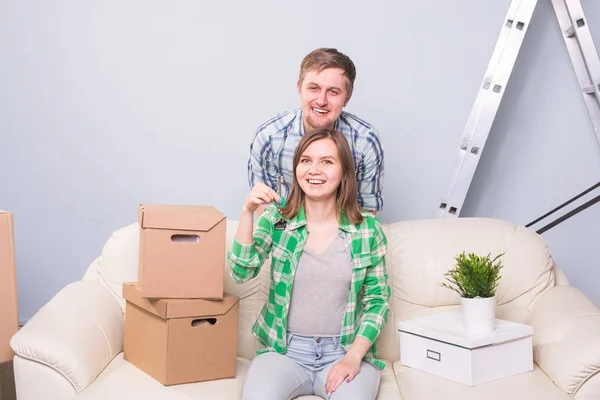 Молодая супружеская пара с коробками и плоскими ключами . — стоковое фото