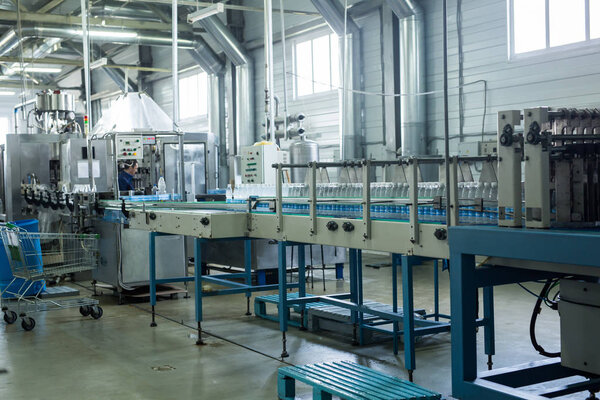 Water factory - Water bottling line for processing and bottling pure spring water into small bottles