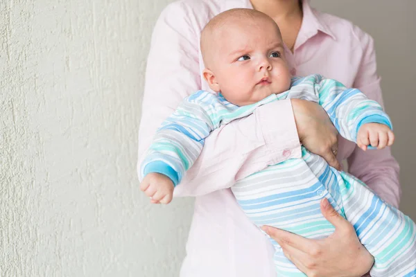 Mãe segurando adorável bebê filho — Fotografia de Stock