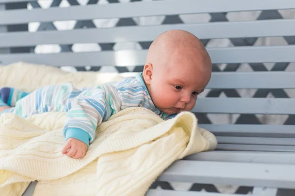 Lindo bebé recién nacido en habitación soleada —  Fotos de Stock