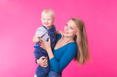 genç anne ve kızı birlikte eğleniyor arka plan pembe
