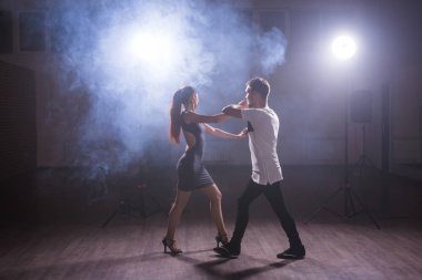 Aktif mutlu yetişkinler dans sınıfında birlikte dans ediyorlar.