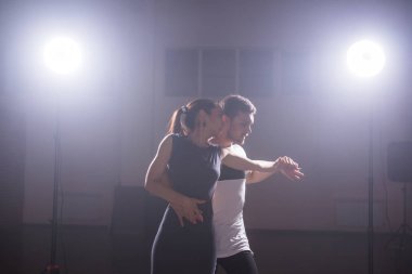 Yetenekli dansçılar konser ışık ve duman altında karanlık odada gerçekleştirme. Şehvetli çift bir sanatsal ve duygusal çağdaş dans performans