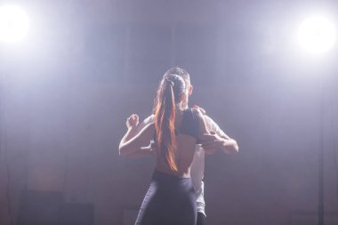 Aktif mutlu yetişkinler dans sınıfında birlikte dans ediyorlar.