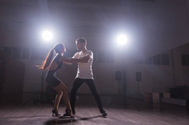 Yetenekli dansçılar konser ışık ve duman altında karanlık odada gerçekleştirme. Şehvetli çift bir sanatsal ve duygusal çağdaş dans performans