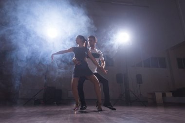 Yetenekli dansçılar konser ışık ve duman altında karanlık odada gerçekleştirme. Şehvetli çift bir sanatsal ve duygusal çağdaş dans performans