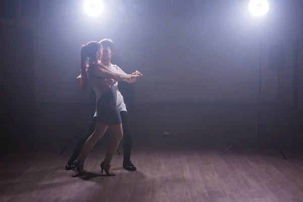 Activos adultos felices bailando bachata juntos en clase de baile — Foto de Stock