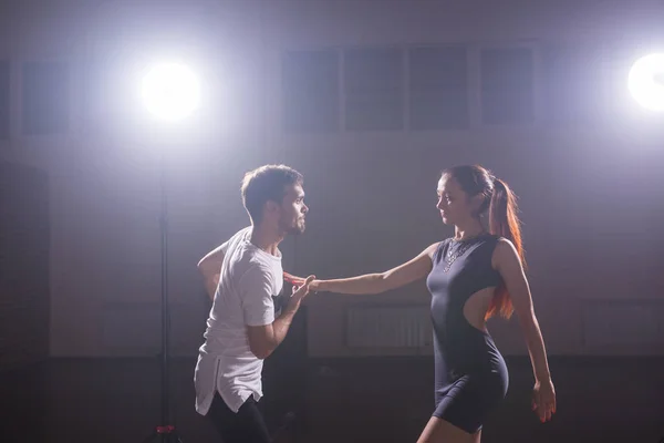 Casal jovem dança latina Bachata, merengue, salsa. Dois pose elegância na aula de dança — Fotografia de Stock