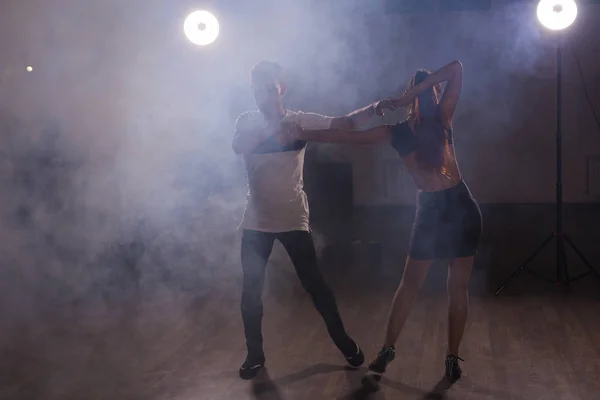 Giovani coppie che ballano latino-americani Bachata, merengue, salsa. Due posa eleganza in classe di danza — Foto Stock