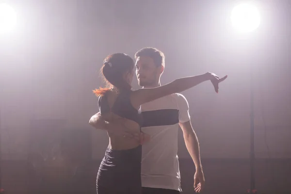 Активные счастливые взрослые танцуют бачату вместе в танцевальном классе — стоковое фото