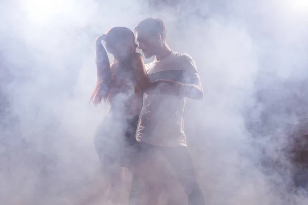 Genç çift Latin dans Bachata, merengue, salsa dans. Dans dersi iki zerafet poz