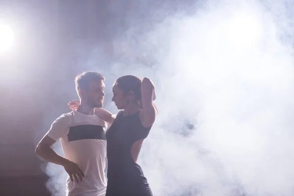 Aktive fröhliche Erwachsene tanzen gemeinsam Bachata im Tanzkurs — Stockfoto