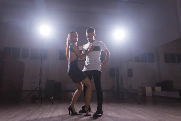 Jovem casal amor dançando social danse kizomba ou bachata . — Fotografia de Stock