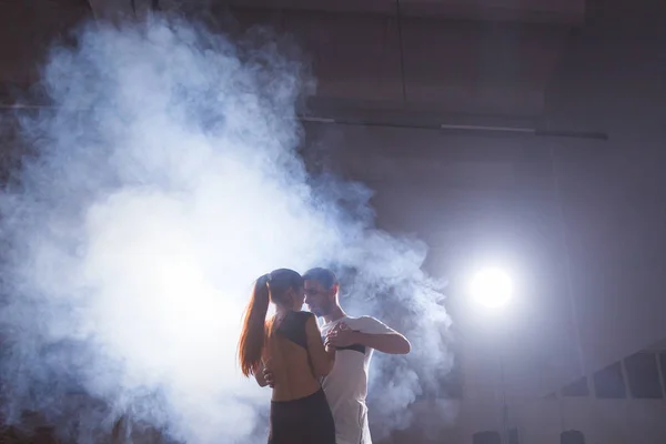 Jovem casal amor dançando social danse kizomba ou bachata . — Fotografia de Stock