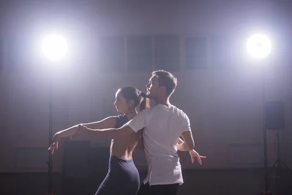 Joven pareja de amor bailando social danse kizomba o bachata . — Foto de Stock