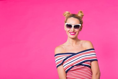 seyahat, tatil, yaz tatil kavramı - güneş gözlüğü ile boşaltmak pembe arka plan üzerinde mutlu genç kadın portresi