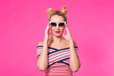 Güzellik moda komik modeli kız güneş gözlüğü takıyor şaşırttı. Olumlu duyguları ifade etme, gülümse. Güzel kadın