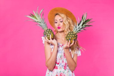 Mutlu kadın ve pembe bir arka plan üzerinden pineapple portresi. Yaz, diyet ve sağlıklı yaşam konsepti