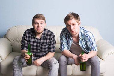 Futbol Dünya Kupası kavramı - iki arkadaş birlikte spor izlerken konsantre.