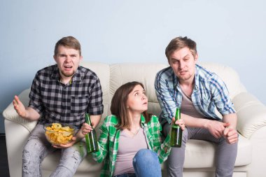 Futbol Dünya Kupası kavramı - genç arkadaşlar içki bira ve futbol için tezahürat