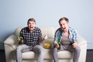 Futbol Dünya Kupası kavramı - spor birlikte izlerken neşeli iki arkadaş