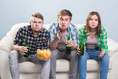 Futbol Dünya Kupası kavramı - genç arkadaşlar içki bira ve futbol için tezahürat