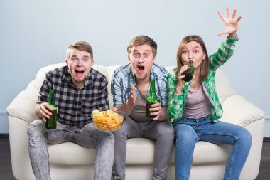 Futbol Dünya Kupası kavramı - genç arkadaşlar içki bira ve futbol için tezahürat