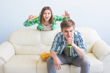 Futbol Dünya Kupası kavramı - genç arkadaşlar içki bira ve futbol için tezahürat