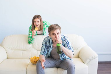 Futbol Dünya Kupası kavramı - genç arkadaşlar içki bira ve futbol için tezahürat