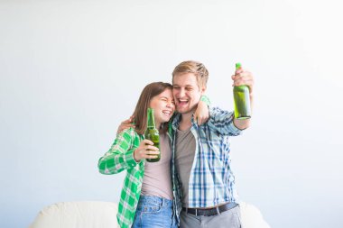 Futbol Dünya Kupası kavramı - genç arkadaşlar içki bira ve futbol için tezahürat