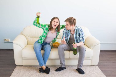 Futbol Dünya Kupası kavramı - televizyonda spor maç izlerken kanepe oturan arkadaş çift