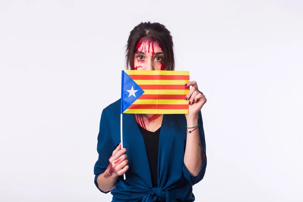 Portrait jeune catalane victime femme tenant drapeau de la catalonie isolé sur fond blanc. Manifestation contre le terrorisme . — Photo