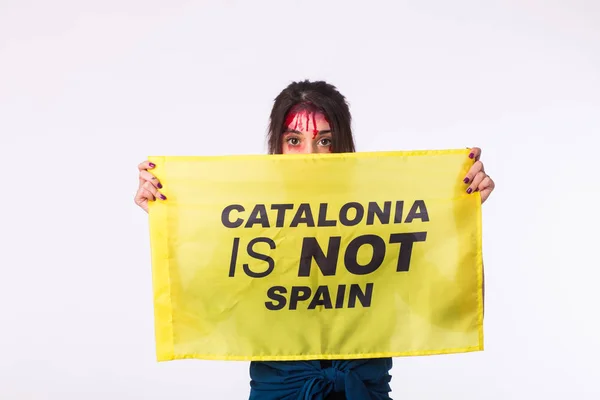 妇女是加泰罗尼亚骚乱的受害者西班牙政府关于加泰罗尼亚独立公投的决定 — 图库照片