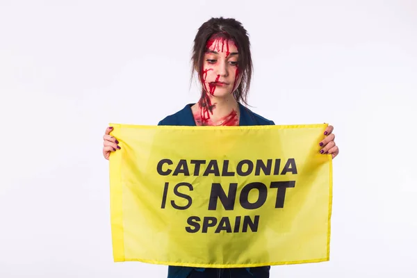 Mulher foi vítima de motins de protesto catalão por decisão do governo espanhol sobre referendo de independência da Catalunha — Fotografia de Stock
