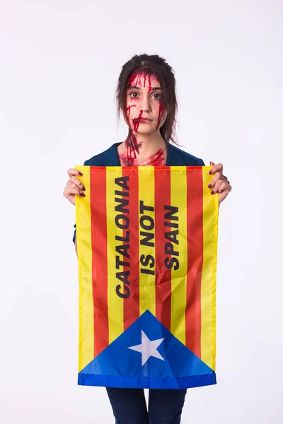 妇女是加泰罗尼亚骚乱的受害者西班牙政府关于加泰罗尼亚独立公投的决定 — 图库照片