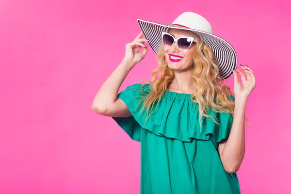 Viagem, férias, conceito de férias de verão - retrato de mulher feliz em óculos de sol em fundo rosa com copyspace — Fotografia de Stock