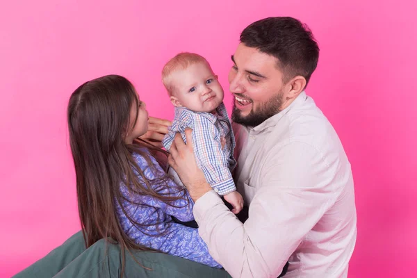 Padre con niños divirtiéndose sobre fondo rosa — Foto de Stock