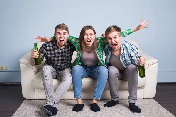 Futbol Dünya Kupası kavramı - spor birlikte izlerken arkadaş grubu