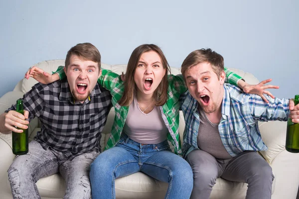 Futbol Dünya Kupası kavramı - genç arkadaşlar içki bira ve futbol için tezahürat