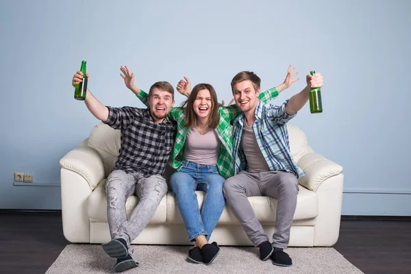 Futbol Dünya Kupası kavramı - spor birlikte izlerken arkadaş grubu