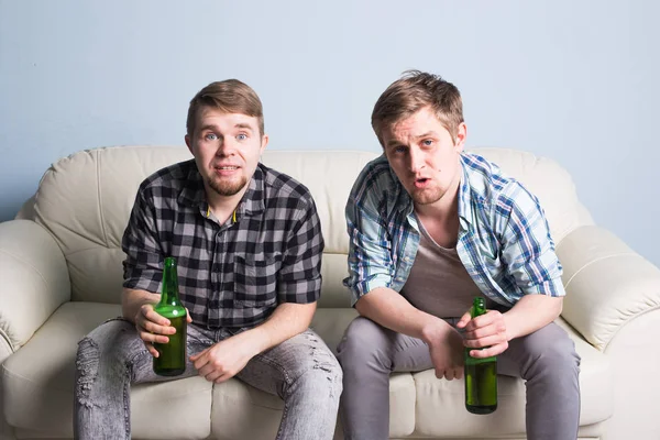 Futbol Dünya Kupası kavramı - iki arkadaş birlikte spor izlerken konsantre.