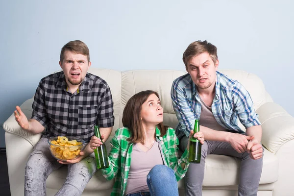 Futbol Dünya Kupası kavramı - genç arkadaşlar içki bira ve futbol için tezahürat