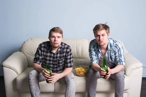 Futbol Dünya Kupası kavramı - iki arkadaş birlikte spor izlerken konsantre.