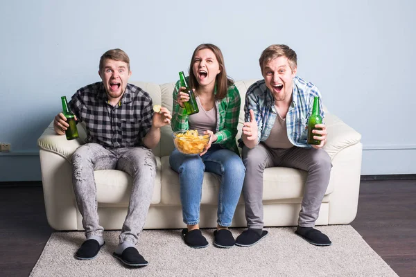 Futbol Dünya Kupası kavramı - spor birlikte izlerken arkadaş grubu