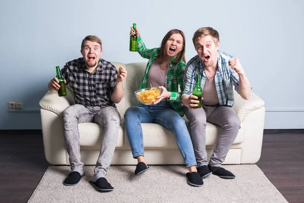 Mutlu arkadaş ya da futbol tv ve zaferini kutluyor izlerken futbol taraftarları. Dostluk, spor ve eğlence kavramı