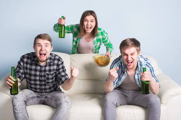 Futbol Dünya Kupası kavramı - spor birlikte izlerken arkadaş grubu